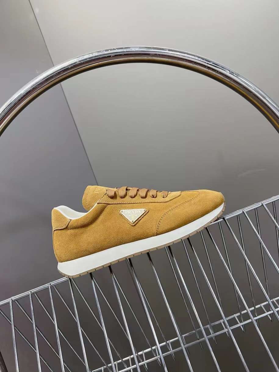 프라다 24ss 삼각로고 스웨이드 남성 스니커즈